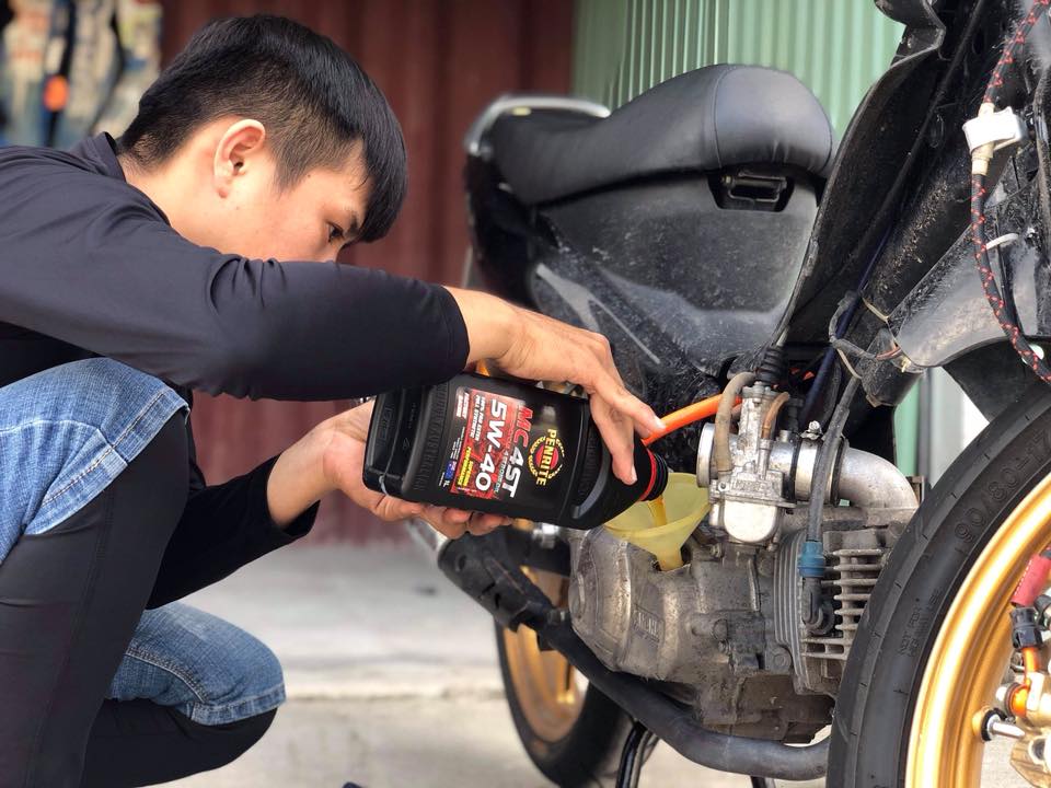 Bao Lâu Nên Thay Nhớt Xe Máy 1 Lần? Hướng Dẫn Chi Tiết Từ Chuyên Gia 1 thay nhớt xe máy