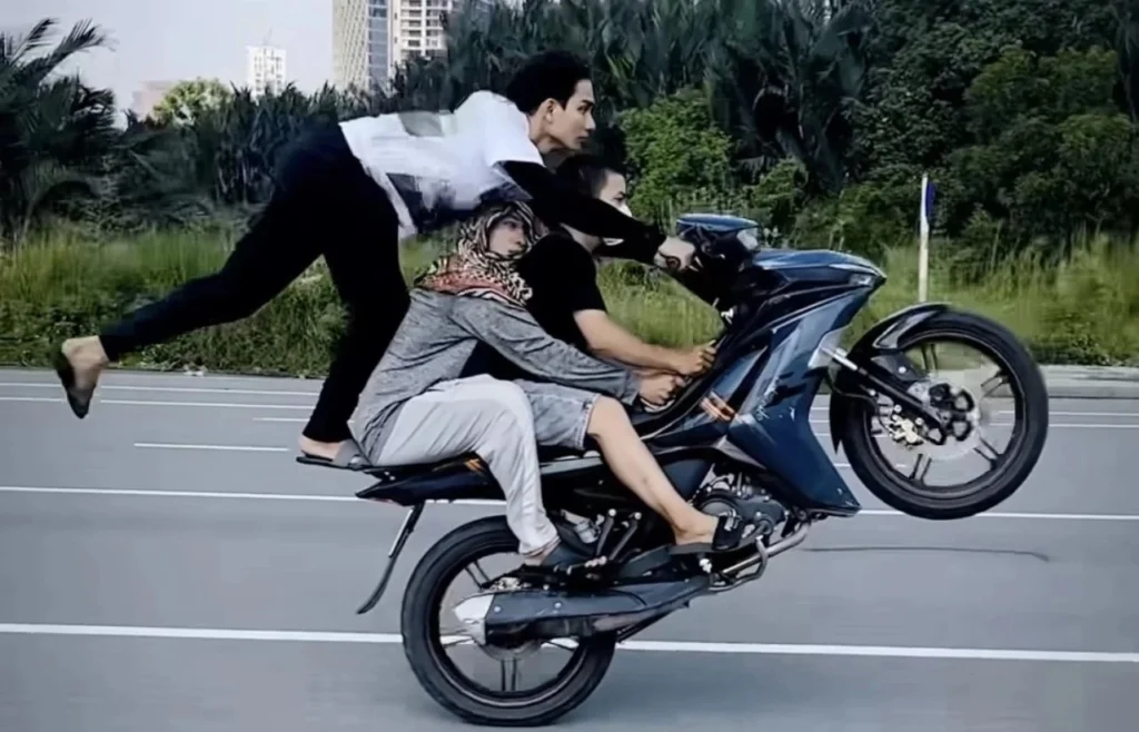 cách bốc đầu xe máy