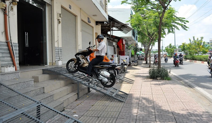 cách dắt xe máy lên dốc cao