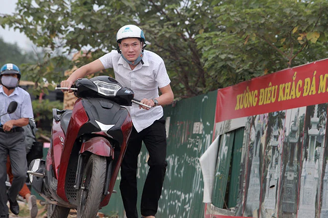 khi dắt xe máy lên dốc cao