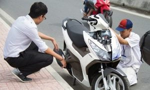 xe máy chết máy giữa đường