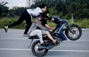 cách bốc đầu xe máy